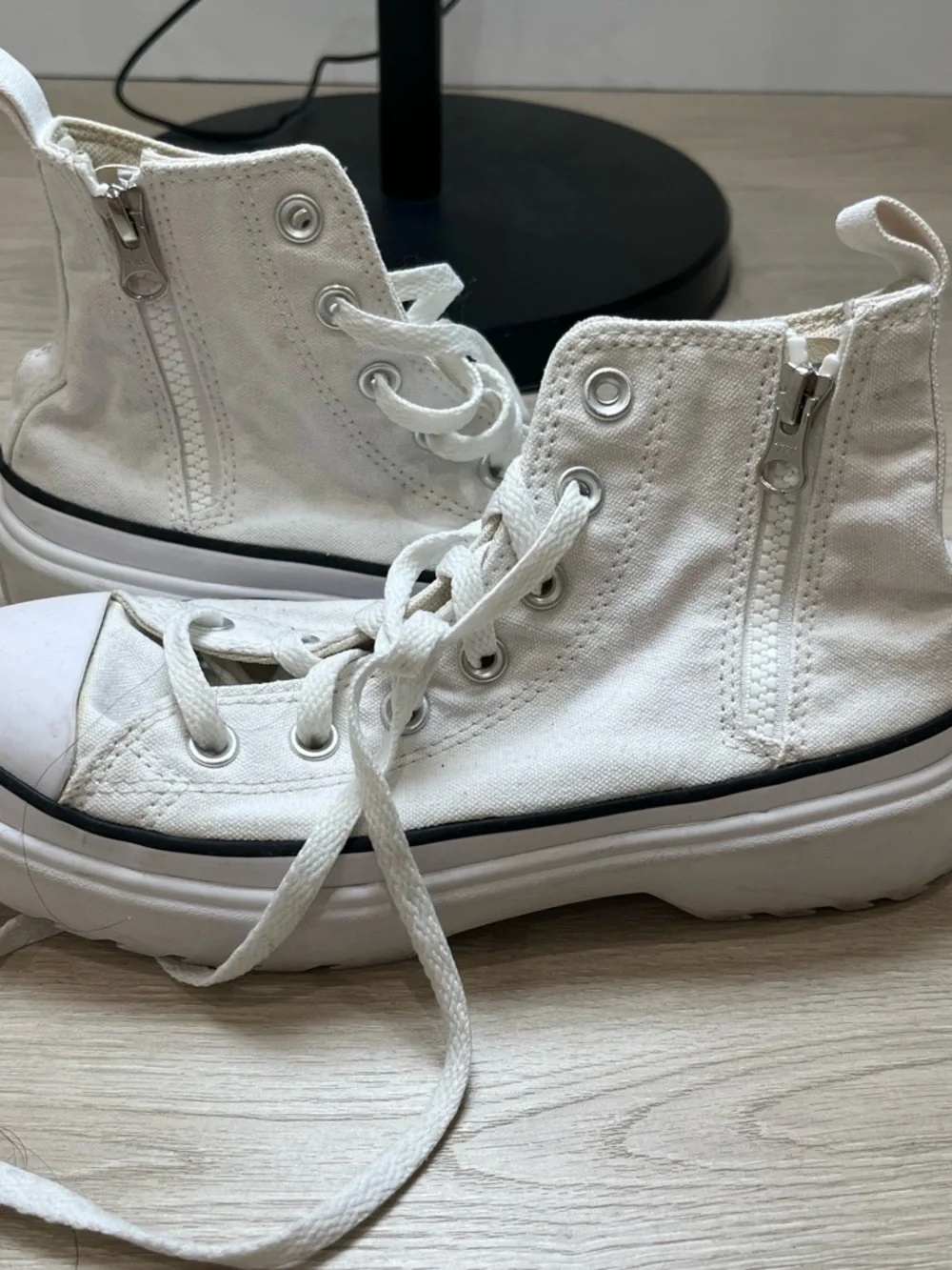 Converse Chuck Taylor® All Star® Lugged Lift Platform Canvas (Big Kid) Size 5 - Picture 3 of 9